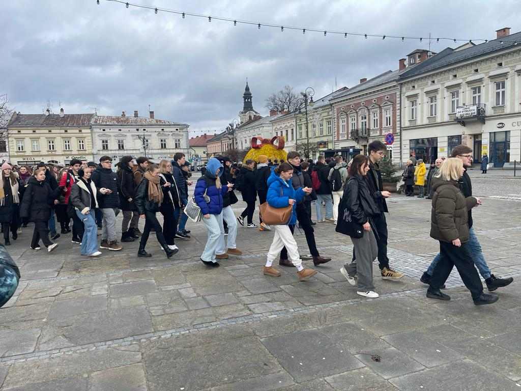 Zdjęcie Rynek - polonez 2024 (10)70e6bd35-9863-4414-ad2d-e604686f2d5c.jpg w galerii Polonez na sądeckim rynku